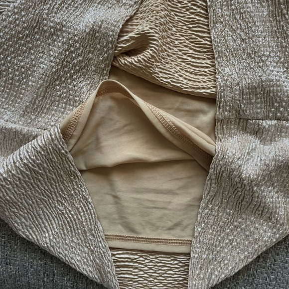 H&M woman’s mini skirt gold glittery in gently used condition Size M - Picture 4 of 7